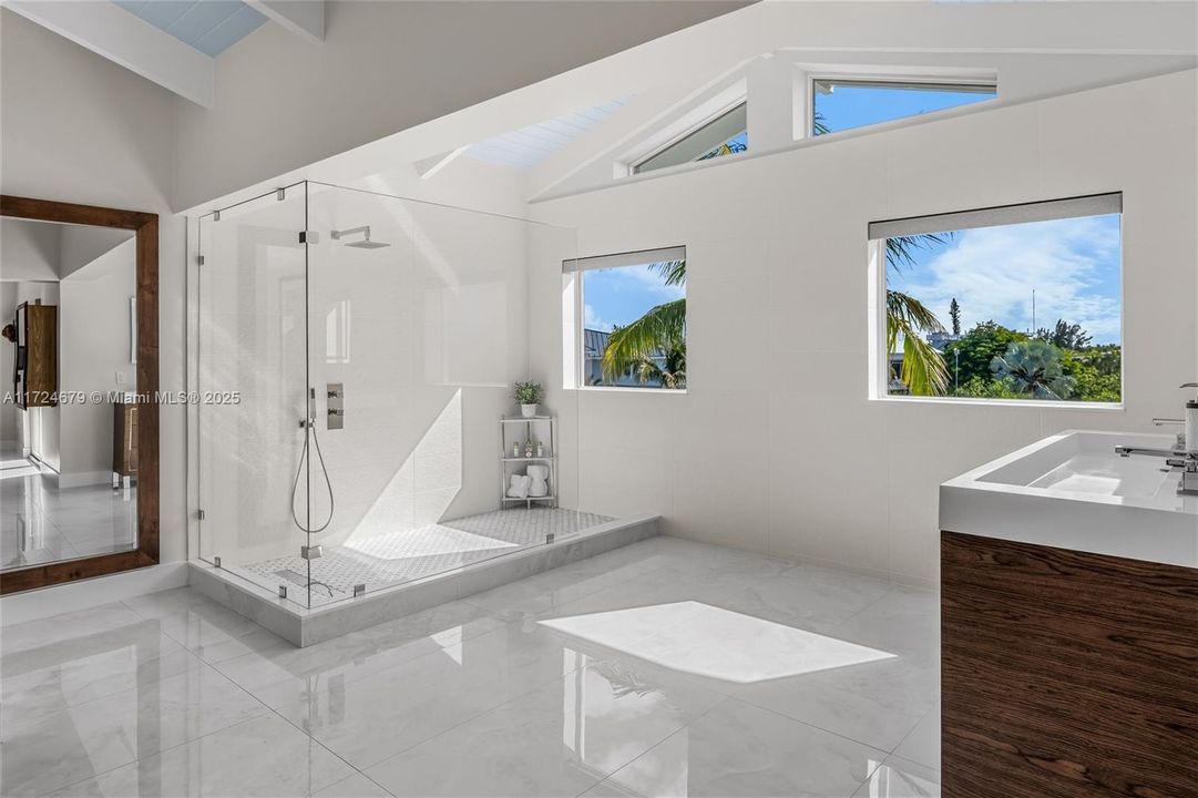 На продажу: $12,900,000 (6 спален, 4 ванн, 4394 Квадратных фут)