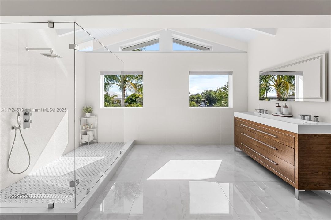 На продажу: $12,900,000 (6 спален, 4 ванн, 4394 Квадратных фут)