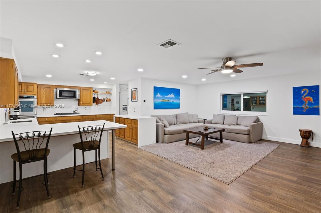 最近售出: $1,549,000 (5 贝兹, 4 浴室, 4570 平方英尺)