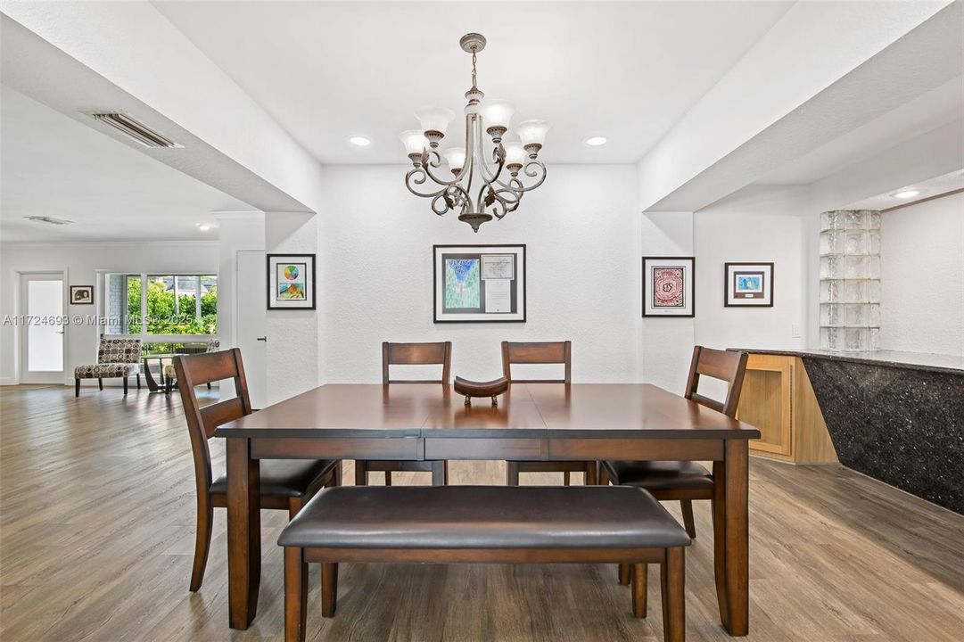 最近售出: $1,549,000 (5 贝兹, 4 浴室, 4570 平方英尺)