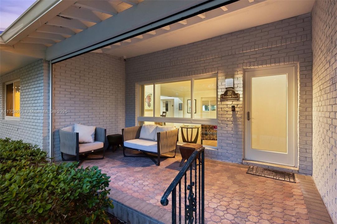 最近售出: $1,549,000 (5 贝兹, 4 浴室, 4570 平方英尺)