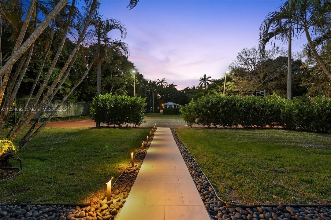 最近售出: $1,549,000 (5 贝兹, 4 浴室, 4570 平方英尺)