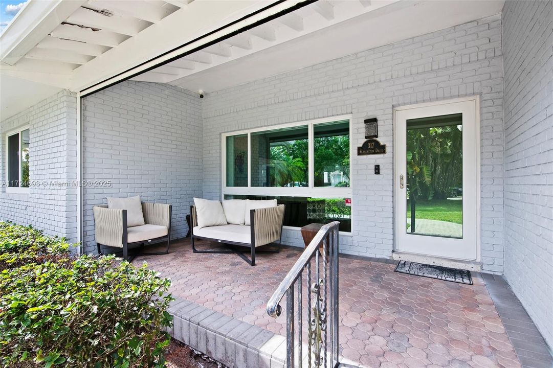 最近售出: $1,549,000 (5 贝兹, 4 浴室, 4570 平方英尺)