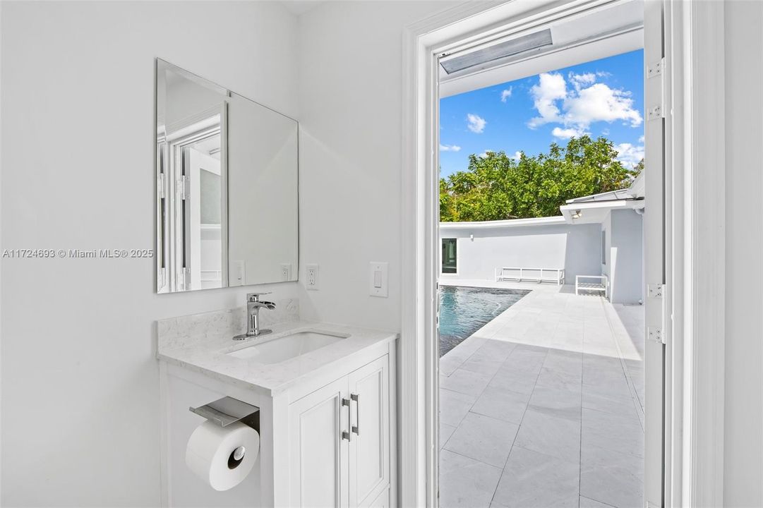 最近售出: $1,549,000 (5 贝兹, 4 浴室, 4570 平方英尺)