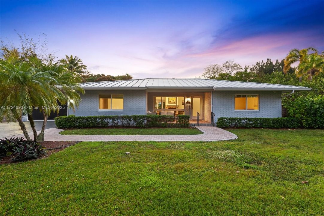 最近售出: $1,549,000 (5 贝兹, 4 浴室, 4570 平方英尺)