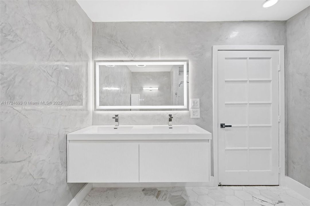 最近售出: $1,549,000 (5 贝兹, 4 浴室, 4570 平方英尺)