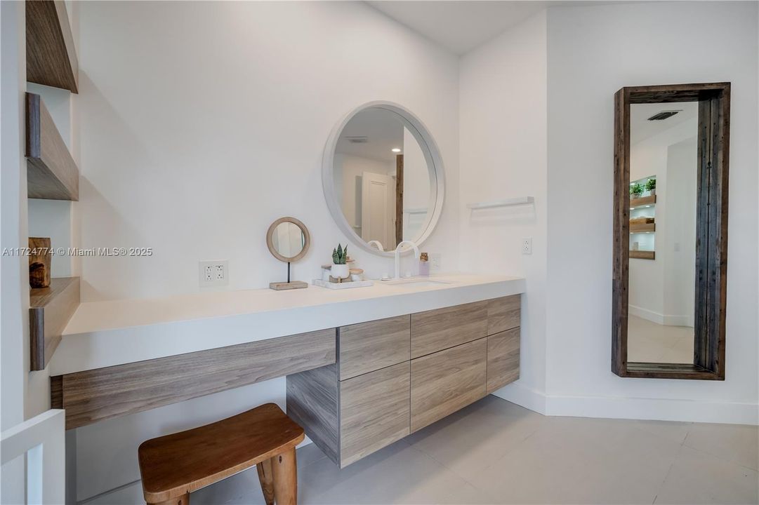 Recently Sold: $1,650,000 (5 beds, 4 baths, 3570 Square Feet)