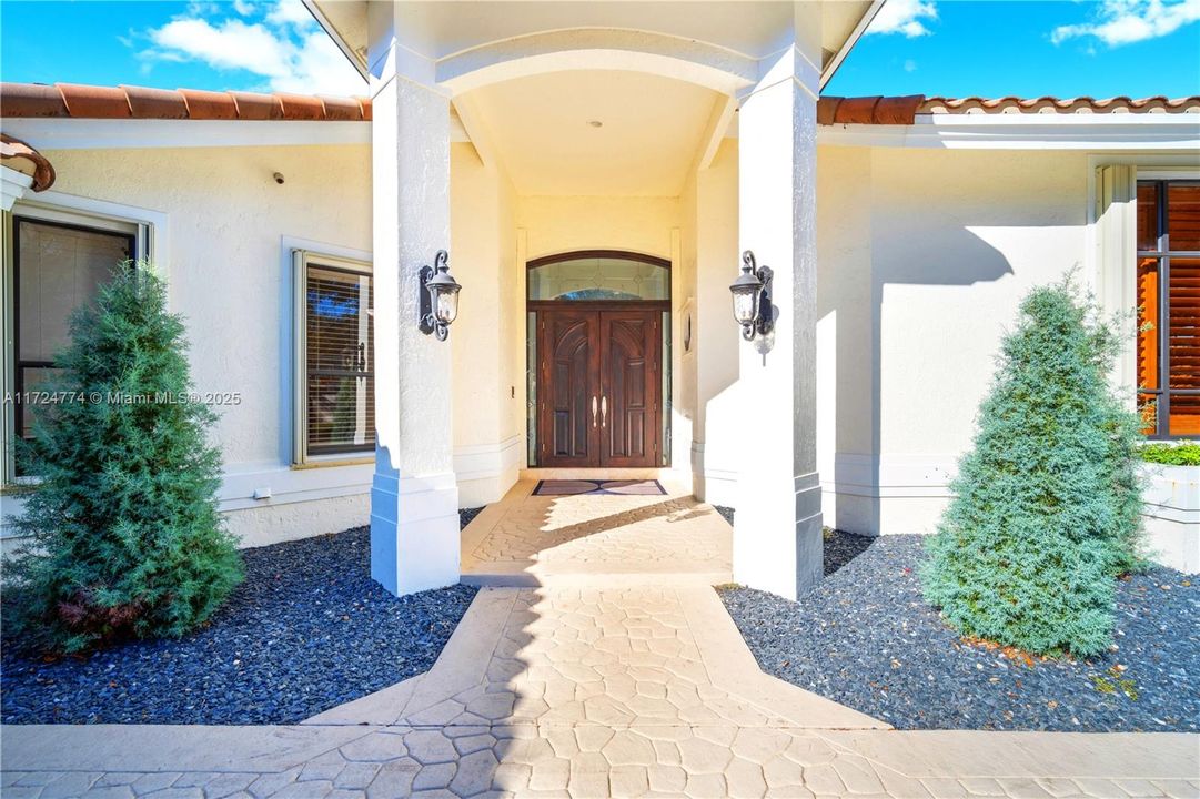 Recently Sold: $1,650,000 (5 beds, 4 baths, 3570 Square Feet)