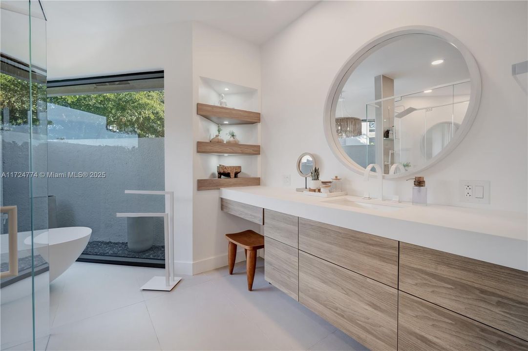 Recently Sold: $1,650,000 (5 beds, 4 baths, 3570 Square Feet)