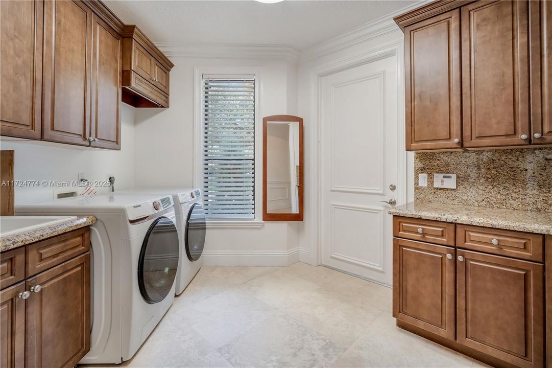 Recently Sold: $1,650,000 (5 beds, 4 baths, 3570 Square Feet)