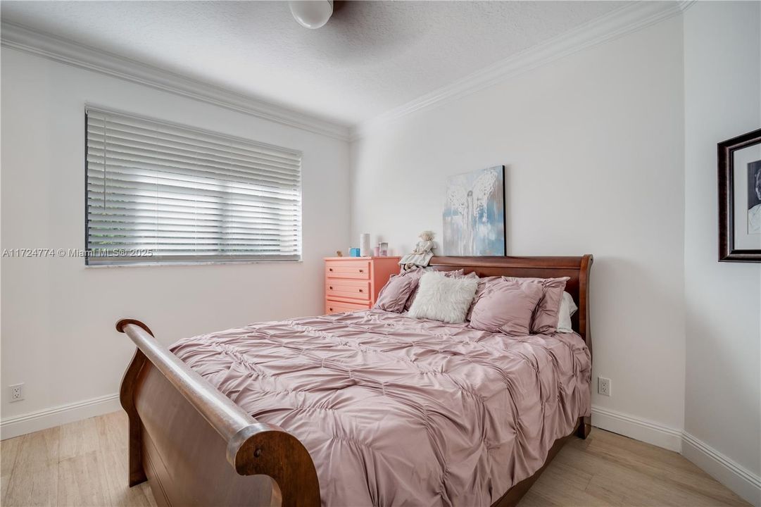 Recently Sold: $1,650,000 (5 beds, 4 baths, 3570 Square Feet)