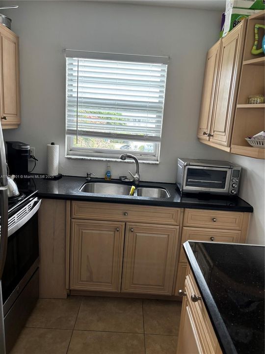 待售: $108,000 (1 贝兹, 1 浴室, 700 平方英尺)