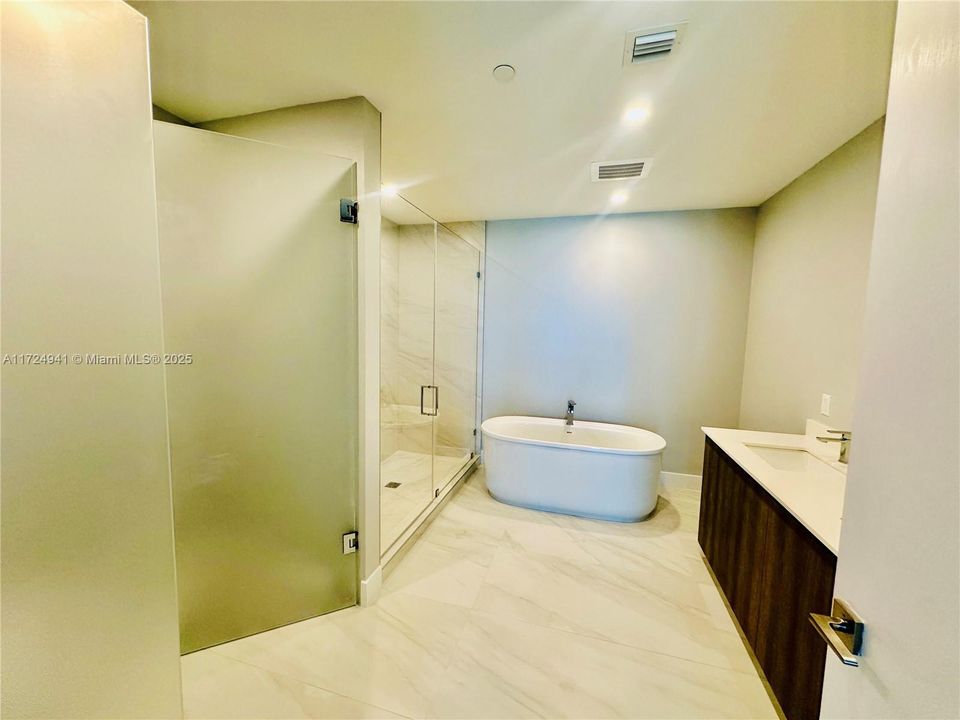 For Sale: $1,450,000 (2 beds, 2 baths, 1361 Square Feet)