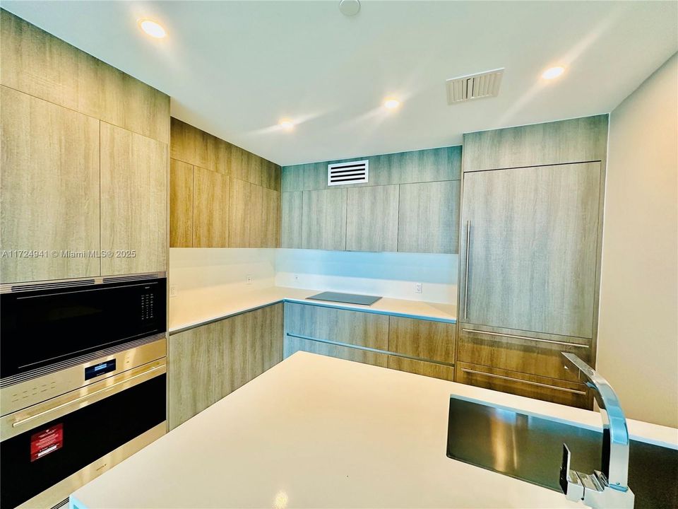 For Sale: $1,450,000 (2 beds, 2 baths, 1361 Square Feet)