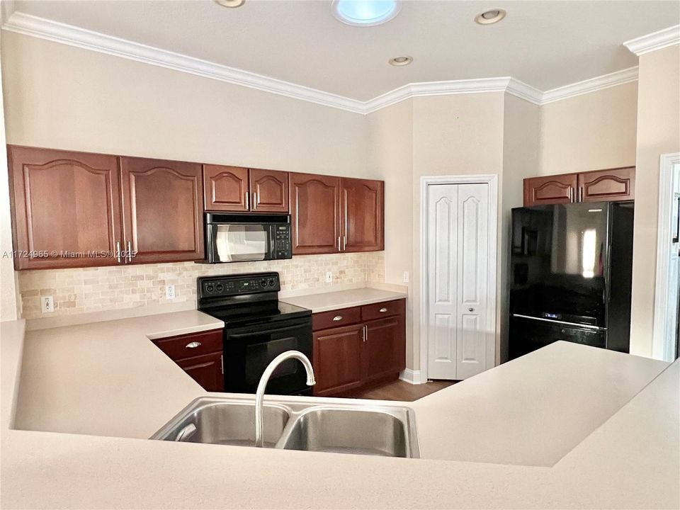 Recently Rented: $3,500 (4 beds, 3 baths, 2670 Square Feet)