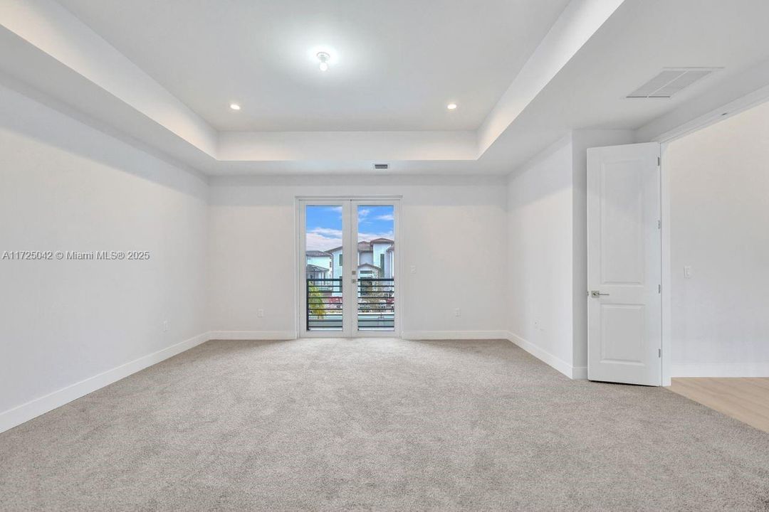 For Sale: $2,179,000 (6 beds, 4 baths, 4174 Square Feet)