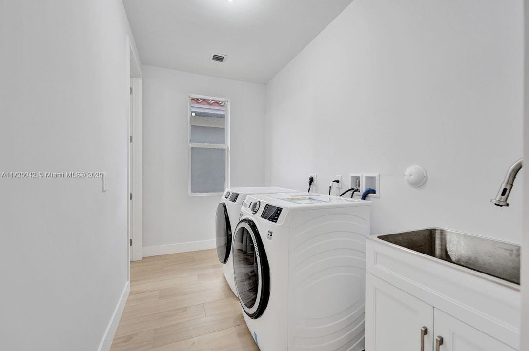 For Sale: $2,179,000 (6 beds, 4 baths, 4174 Square Feet)