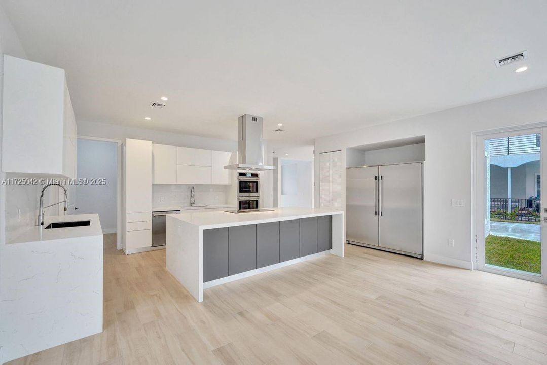 For Sale: $2,179,000 (6 beds, 4 baths, 4174 Square Feet)
