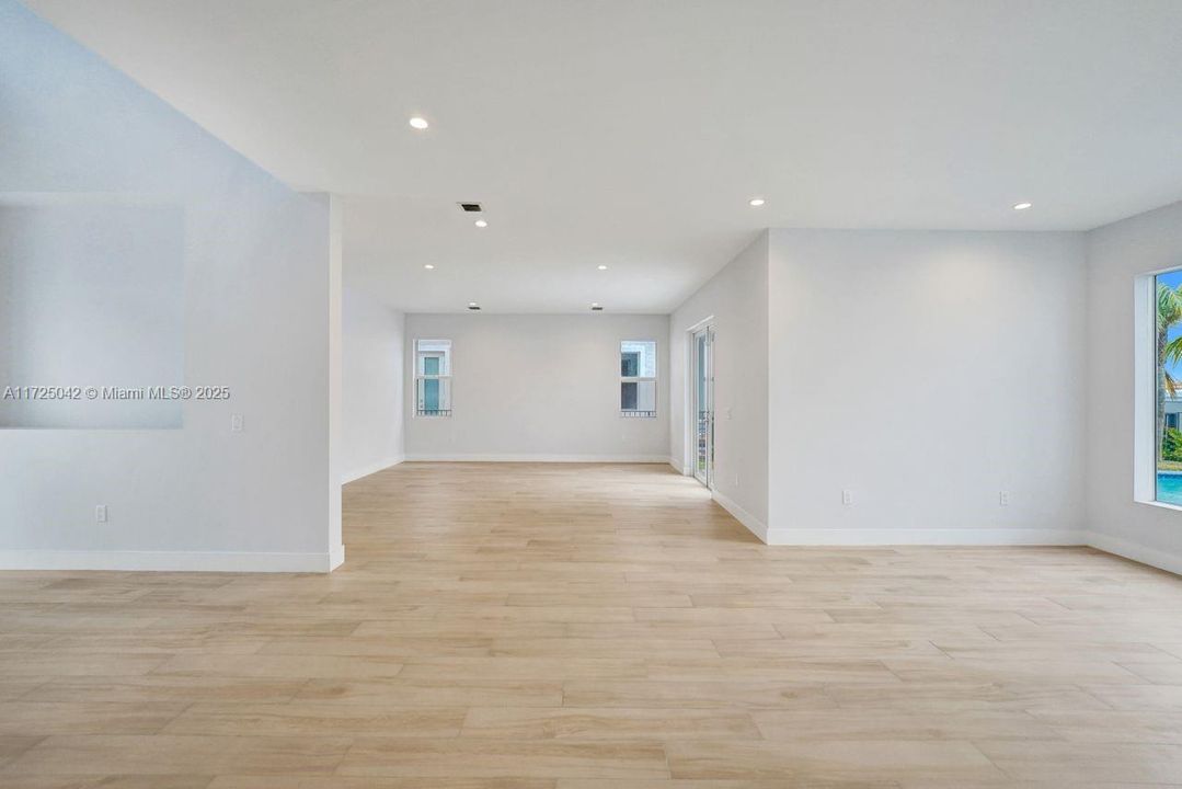 For Sale: $2,179,000 (6 beds, 4 baths, 4174 Square Feet)