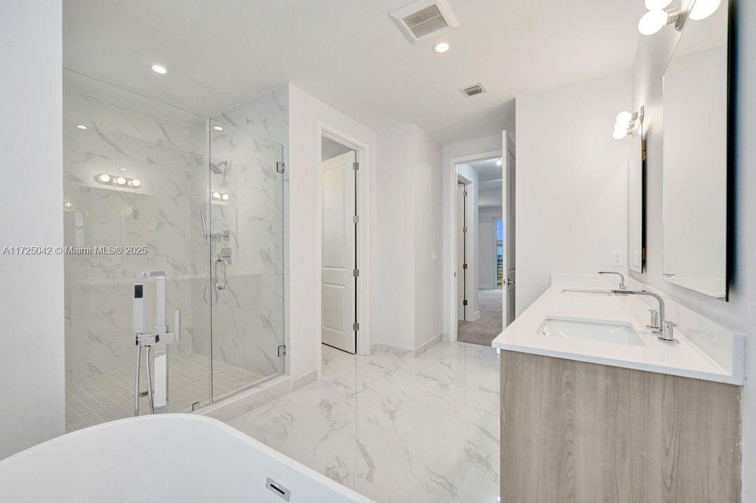 For Sale: $2,179,000 (6 beds, 4 baths, 4174 Square Feet)