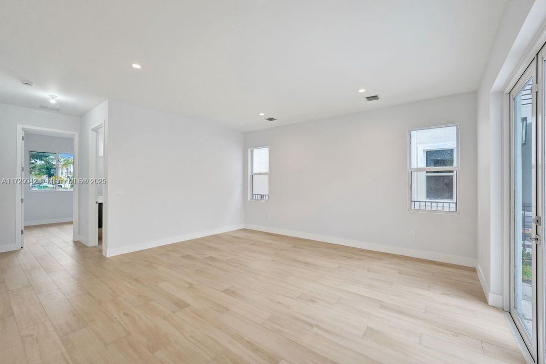 For Sale: $2,179,000 (6 beds, 4 baths, 4174 Square Feet)