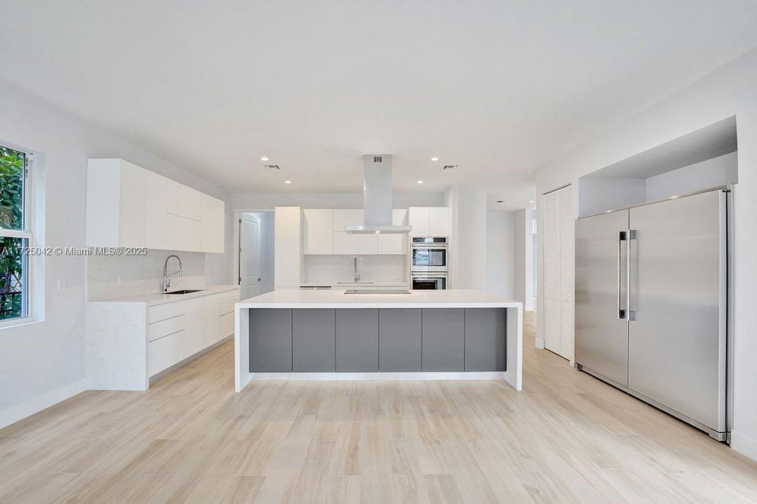 For Sale: $2,179,000 (6 beds, 4 baths, 4174 Square Feet)