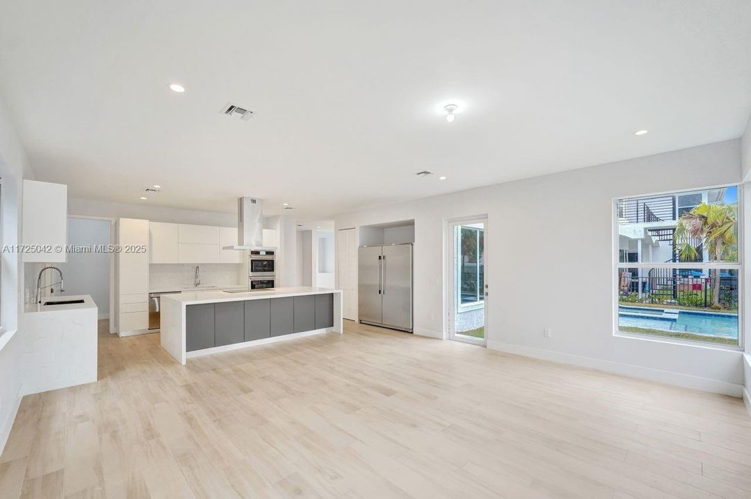 For Sale: $2,179,000 (6 beds, 4 baths, 4174 Square Feet)