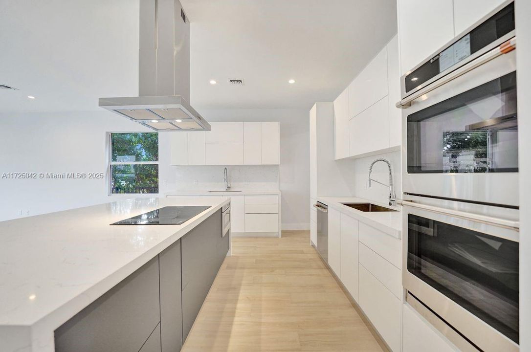 For Sale: $2,179,000 (6 beds, 4 baths, 4174 Square Feet)