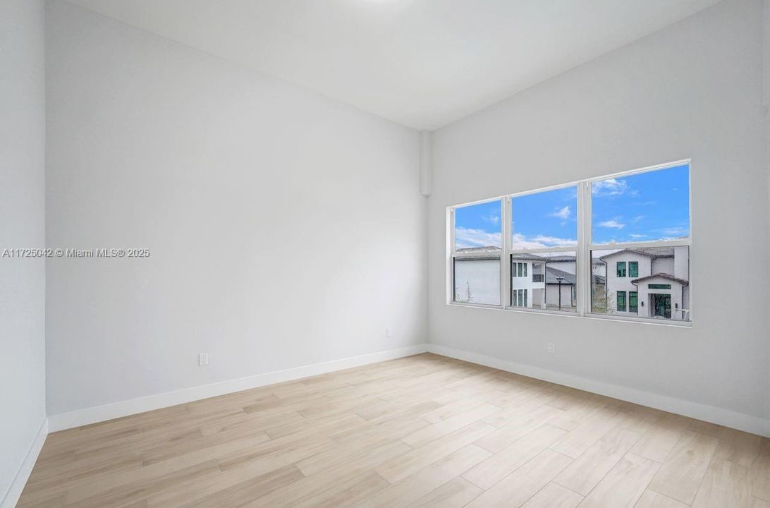 For Sale: $2,179,000 (6 beds, 4 baths, 4174 Square Feet)