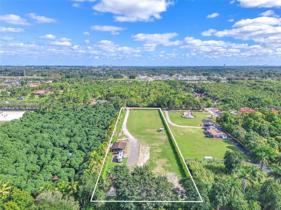 合同活跃: $1,359,900 (2.40 acres)