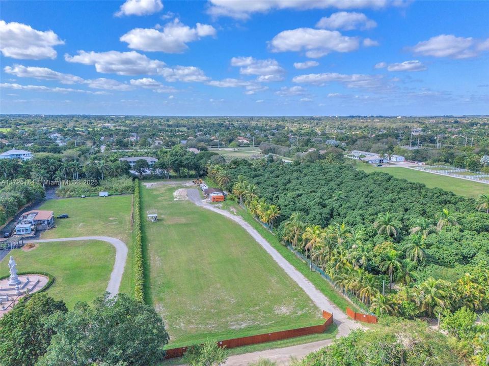 合同活跃: $1,359,900 (2.40 acres)