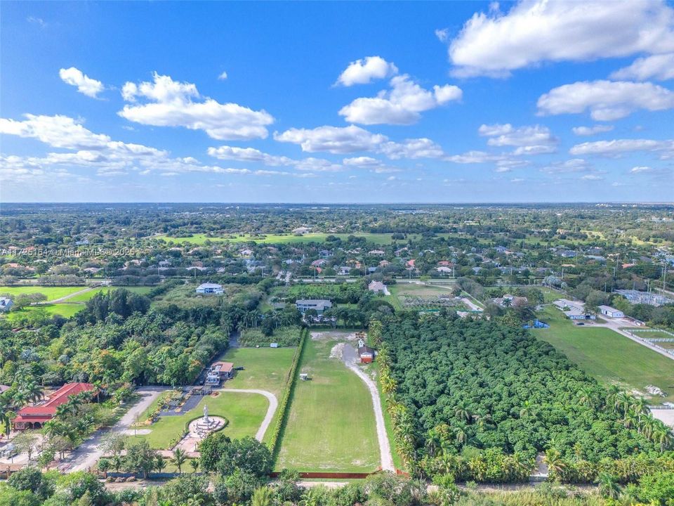 合同活跃: $1,359,900 (2.40 acres)