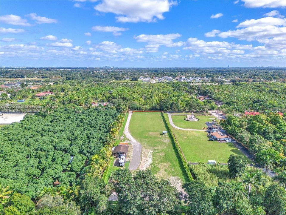 合同活跃: $1,359,900 (2.40 acres)