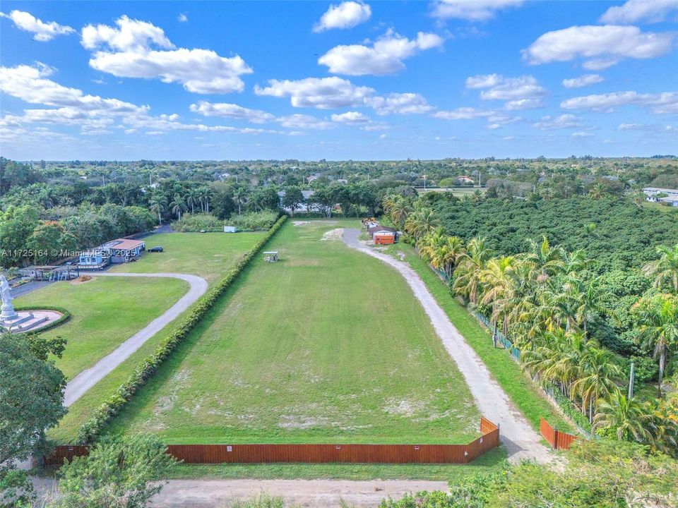 合同活跃: $1,359,900 (2.40 acres)