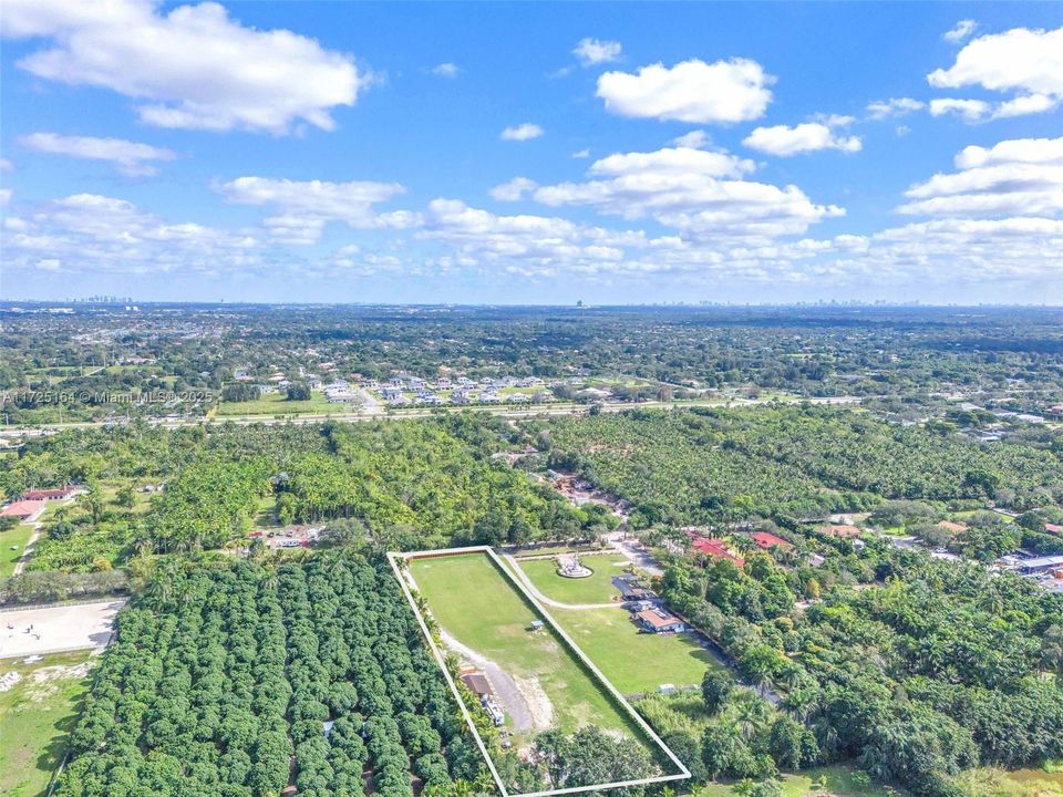 合同活跃: $1,359,900 (2.40 acres)