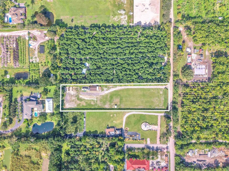 合同活跃: $1,359,900 (2.40 acres)