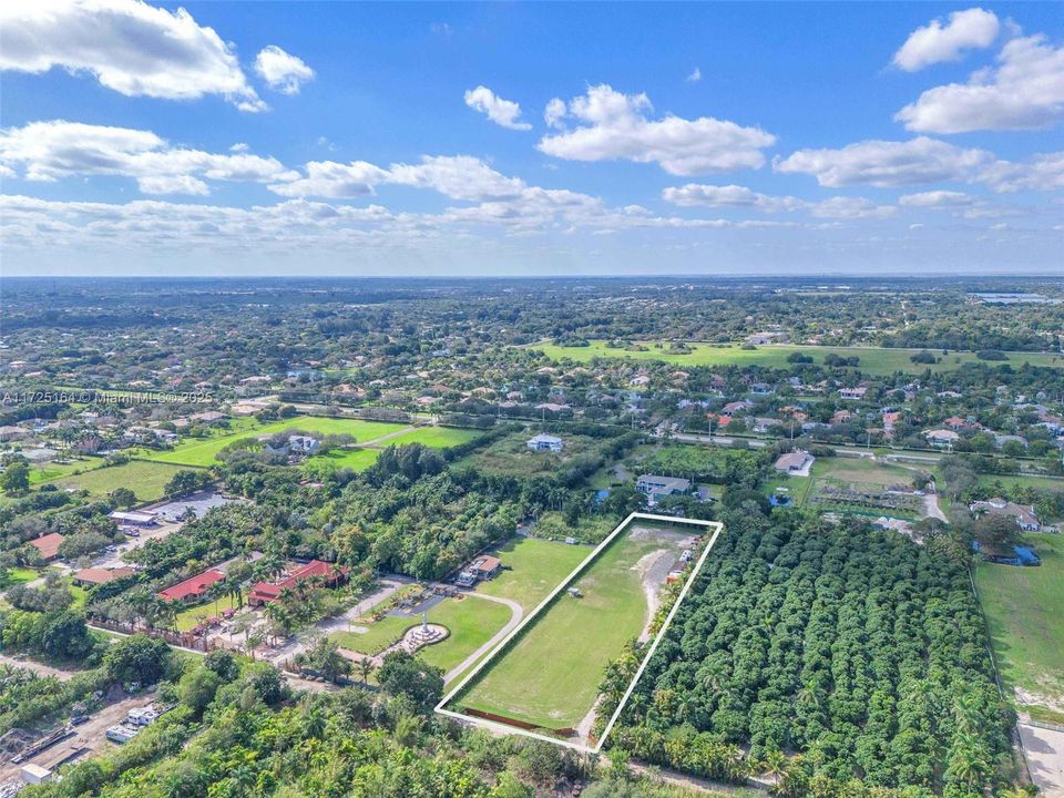 合同活跃: $1,359,900 (2.40 acres)