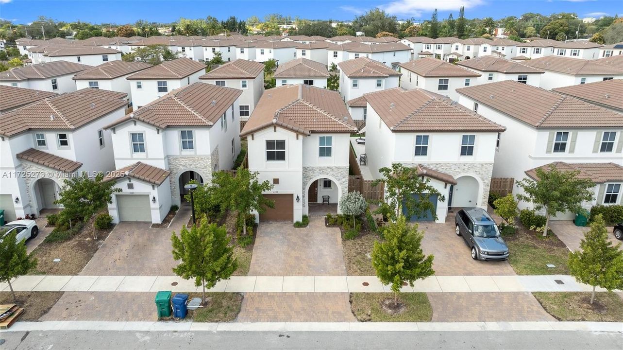 For Sale: $669,000 (5 beds, 3 baths, 2233 Square Feet)