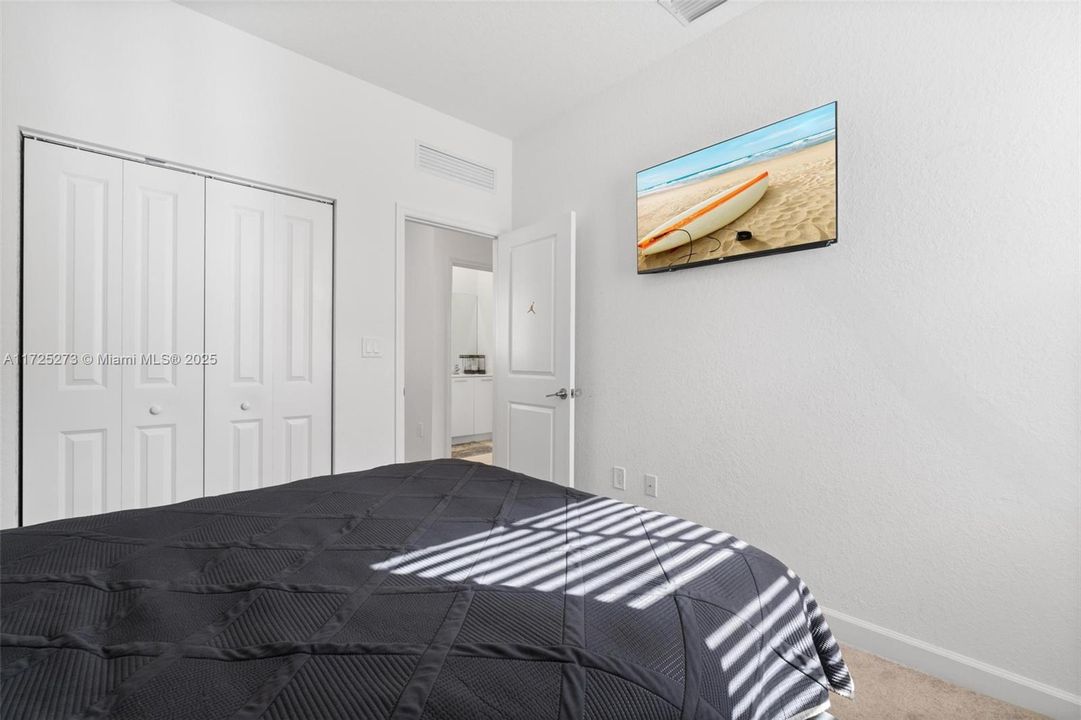 For Sale: $669,000 (5 beds, 3 baths, 2233 Square Feet)