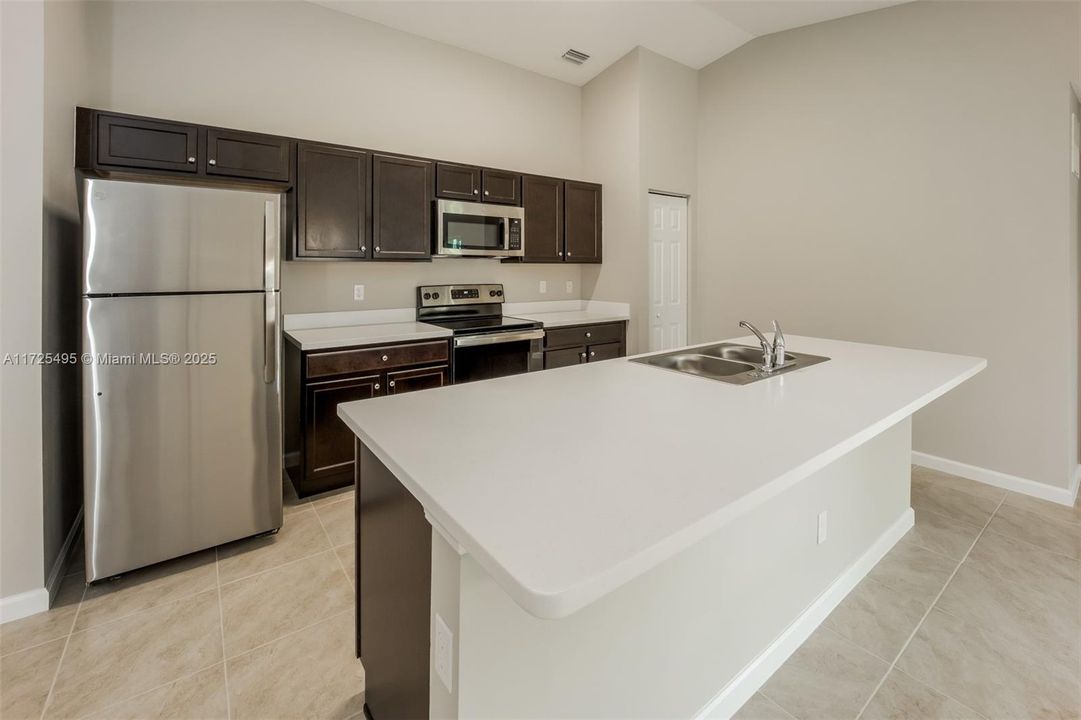 最近租的: $2,355 (4 贝兹, 2 浴室, 1833 平方英尺)