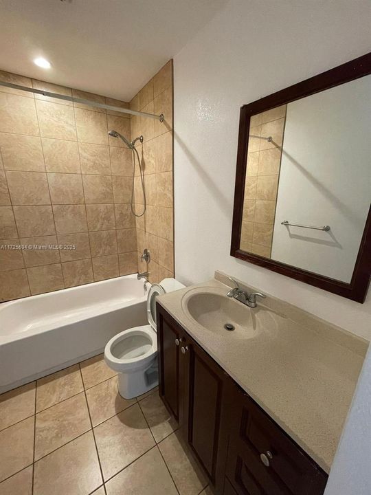 Recently Rented: $1,900 (2 beds, 1 baths, 828 Square Feet)