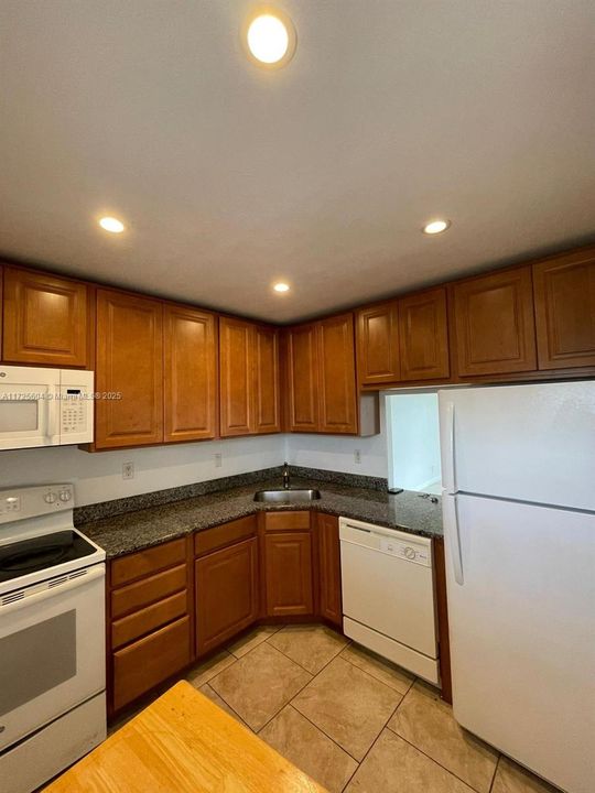 Recently Rented: $1,900 (2 beds, 1 baths, 828 Square Feet)