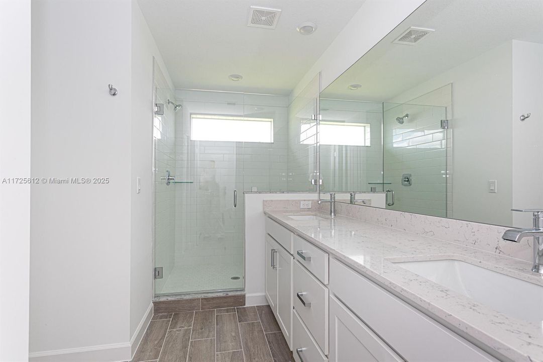 Недавно арендовано: $3,800 (4 спален, 3 ванн, 0 Квадратных фут)