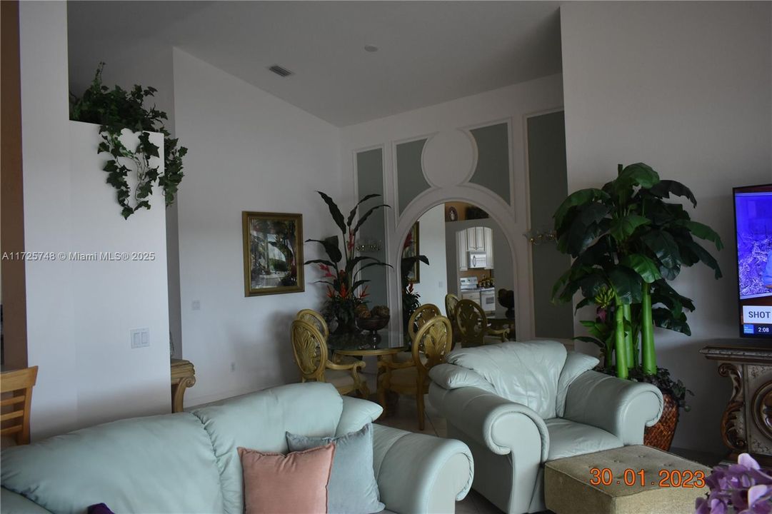 Недавно продано: $650,000 (3 спален, 2 ванн, 2050 Квадратных фут)