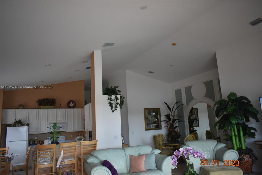 Недавно продано: $650,000 (3 спален, 2 ванн, 2050 Квадратных фут)