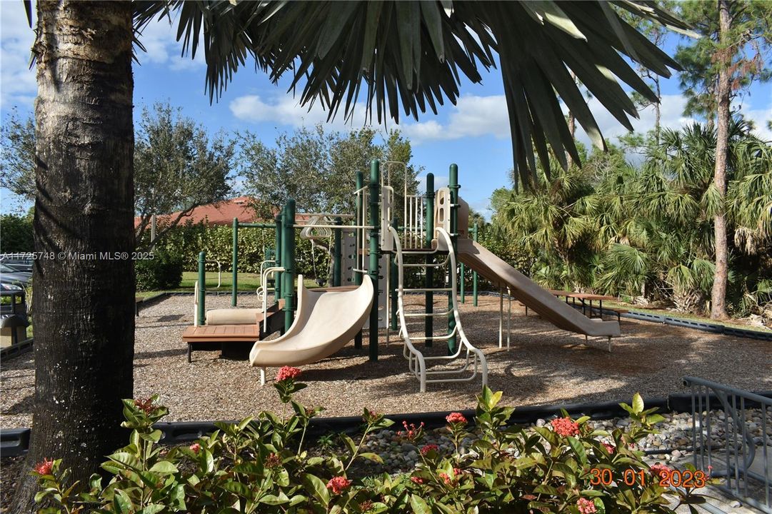 Недавно продано: $650,000 (3 спален, 2 ванн, 2050 Квадратных фут)