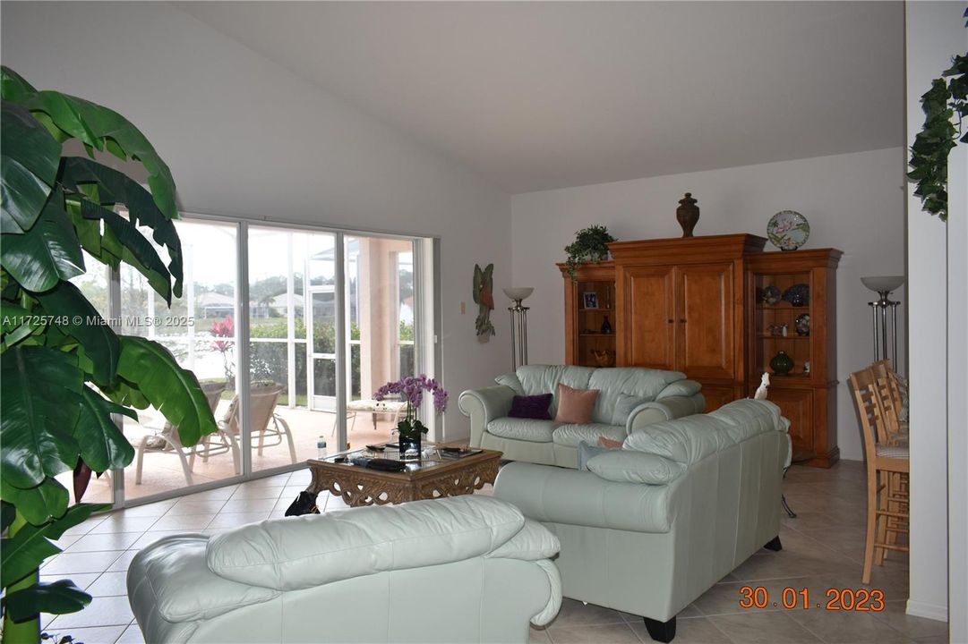 Недавно продано: $650,000 (3 спален, 2 ванн, 2050 Квадратных фут)