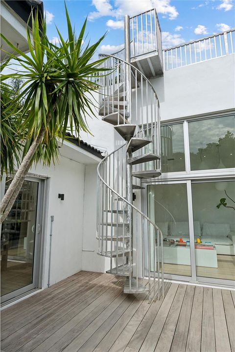 Recently Sold: $4,095,000 (3 beds, 3 baths, 2402 Square Feet)