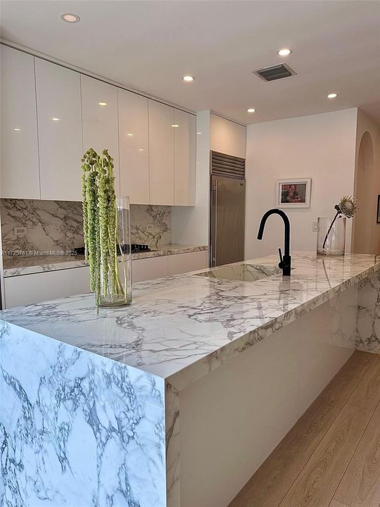 Recently Sold: $4,095,000 (3 beds, 3 baths, 2402 Square Feet)