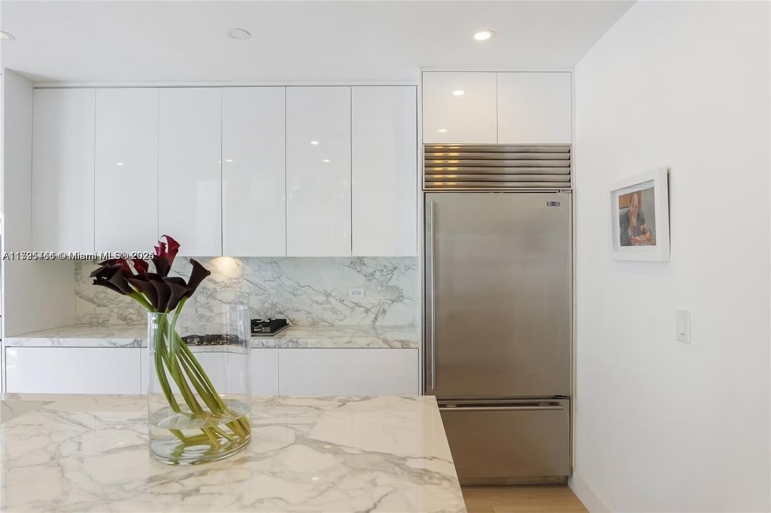 Recently Sold: $4,095,000 (3 beds, 3 baths, 2402 Square Feet)